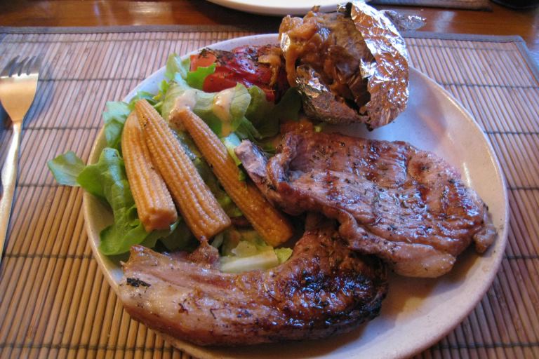 ラムとリムのグリル、焼きトマトと焼きポテト添え