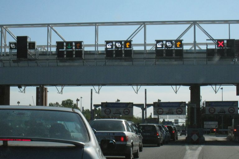 高速道路の自動ゲート