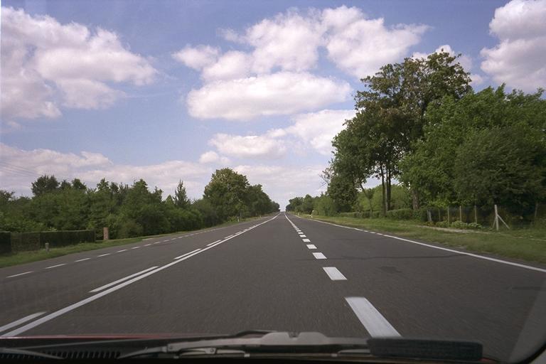 真っ直ぐな道