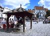 広場の中央にある古い井戸