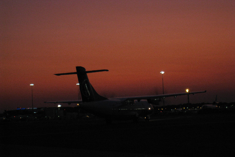 オトペニ空港